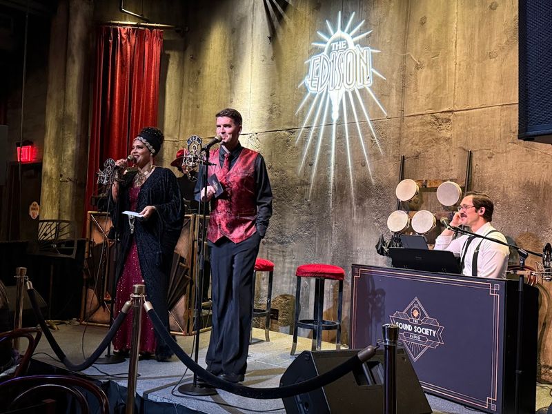 Live Music That Gives the Room Its Heartbeat