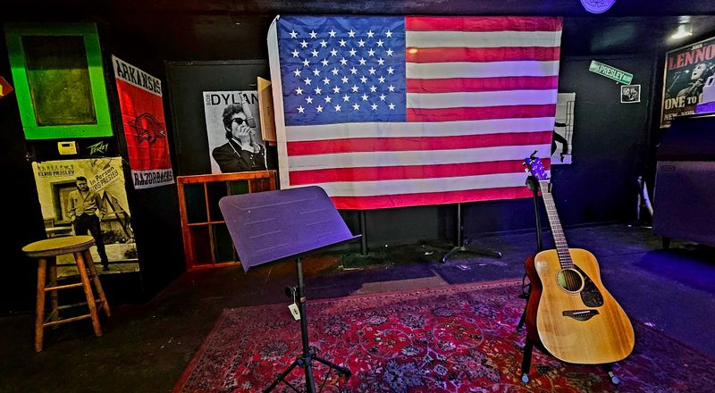 Live Music and the Weekend Atmosphere