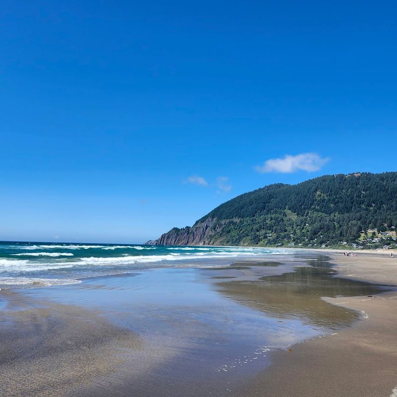 Manzanita, Oregon — Peaceful Beaches and Mountain Views Manzanita, Oregon — Peaceful Beaches and Mountain Views