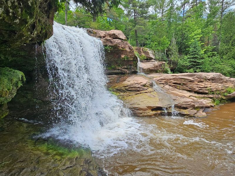 O Kun de Kun Falls, Bruce Crossing