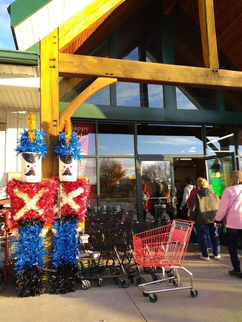 Outdoor Booths and the Arrival Experience: First Impressions Before You Even Get Inside