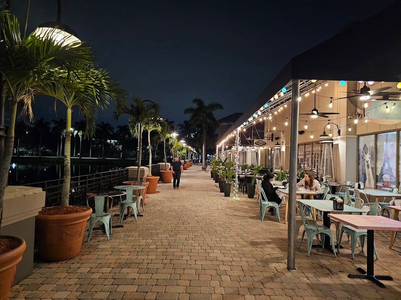 Outdoor Seating With a Lake View That Surprises You Outdoor Seating With a Lake View That Surprises You