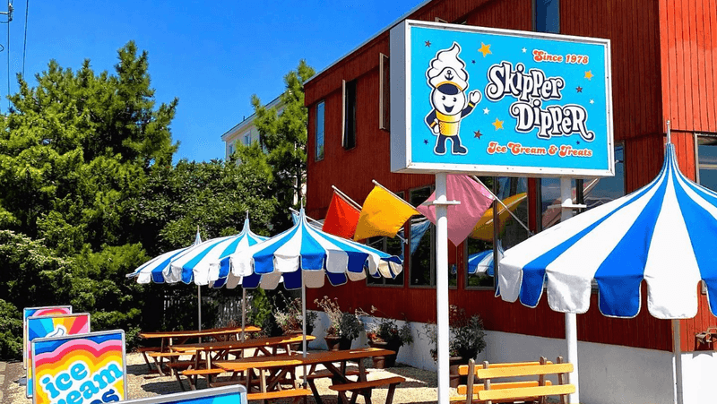 Outdoor Seating and a Relaxed Beach-Town Atmosphere Outdoor Seating and a Relaxed Beach-Town Atmosphere