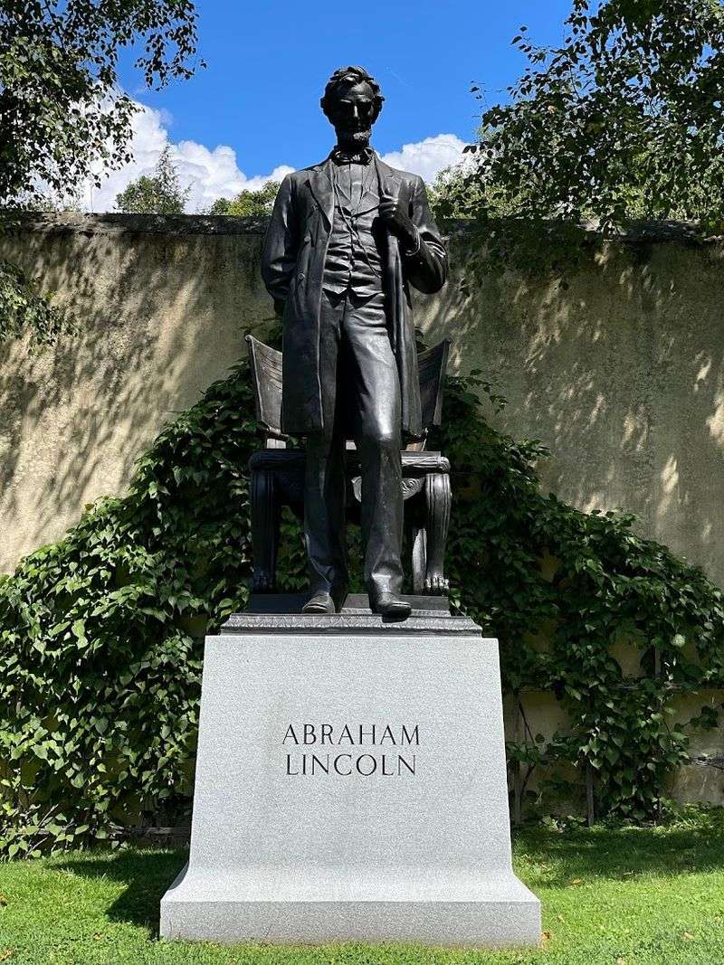 Over 100 Works on Display: The Sculptures That Made a Nation Look Twice Over 100 Works on Display: The Sculptures That Made a Nation Look Twice