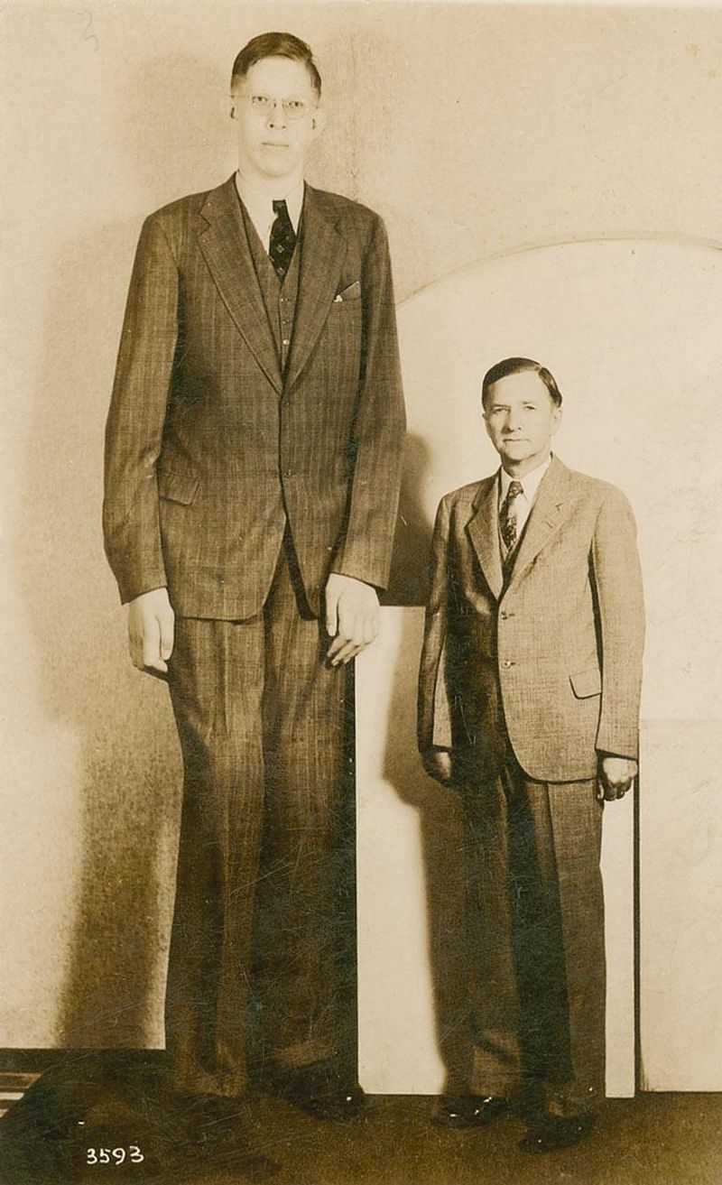 Robert Wadlow (USA) – 272 cm (8 ft 11.1 in)