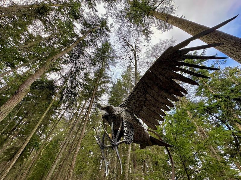 Sculptures That Blend Right Into the Trees Sculptures That Blend Right Into the Trees