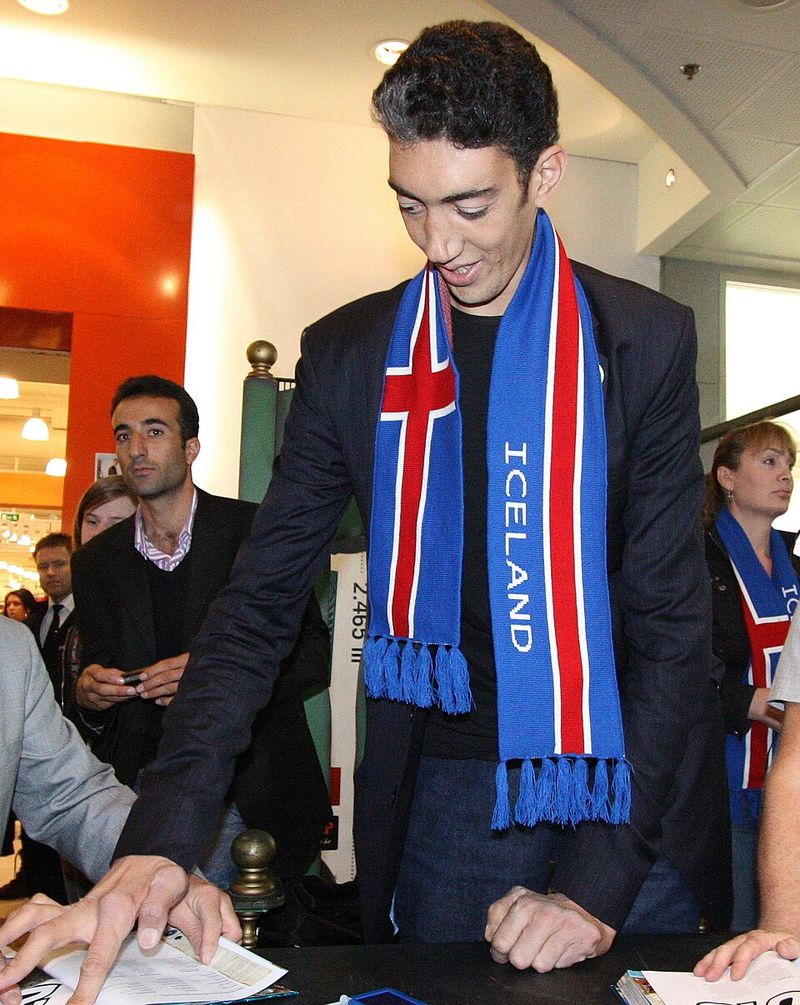 Sultan Kösen (Turkey) – 251 cm (8 ft 2.8 in) (tallest living man)