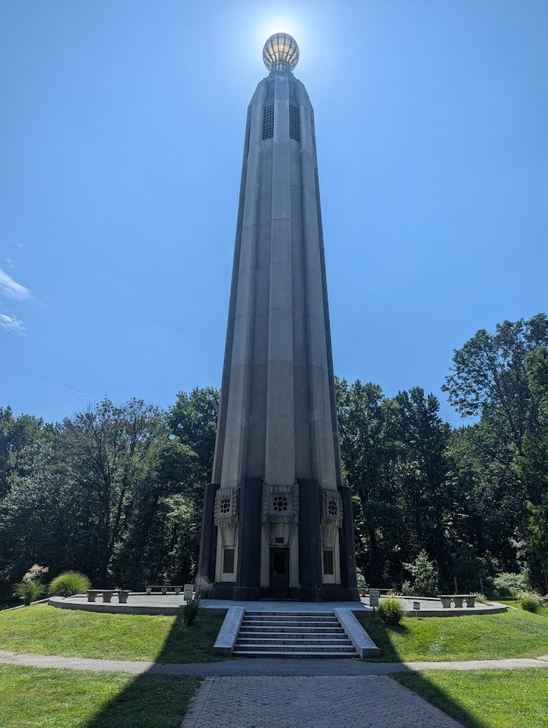 The Art Deco Tower That Marks the Spot