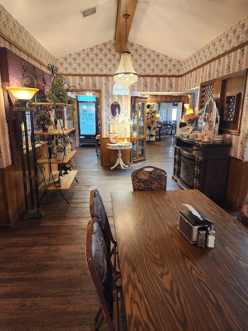 The Atmosphere Inside: Cozy, Nostalgic, and Full of Personality The Atmosphere Inside: Cozy, Nostalgic, and Full of Personality