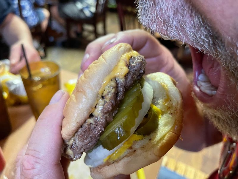 The Burger That Earns All the Praise The Burger That Earns All the Praise