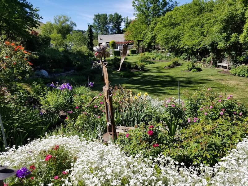 The English Garden: Over 1,300 Perennials in One Stunning Space The English Garden: Over 1,300 Perennials in One Stunning Space
