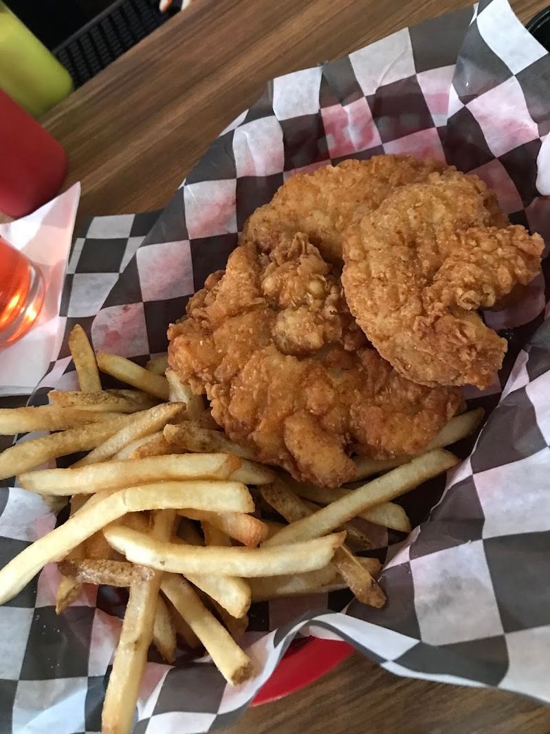 The Friday Fish Fry That Has People Planning Their Weekends Around It