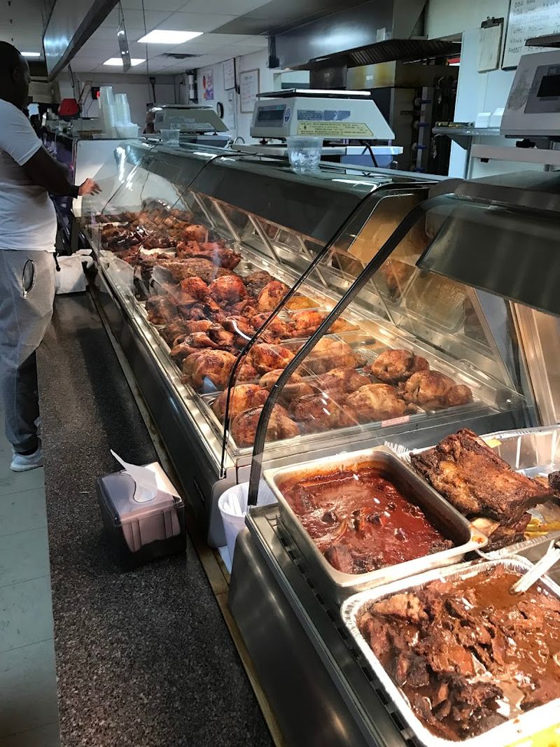 The Hot Deli That Draws Its Own Crowd