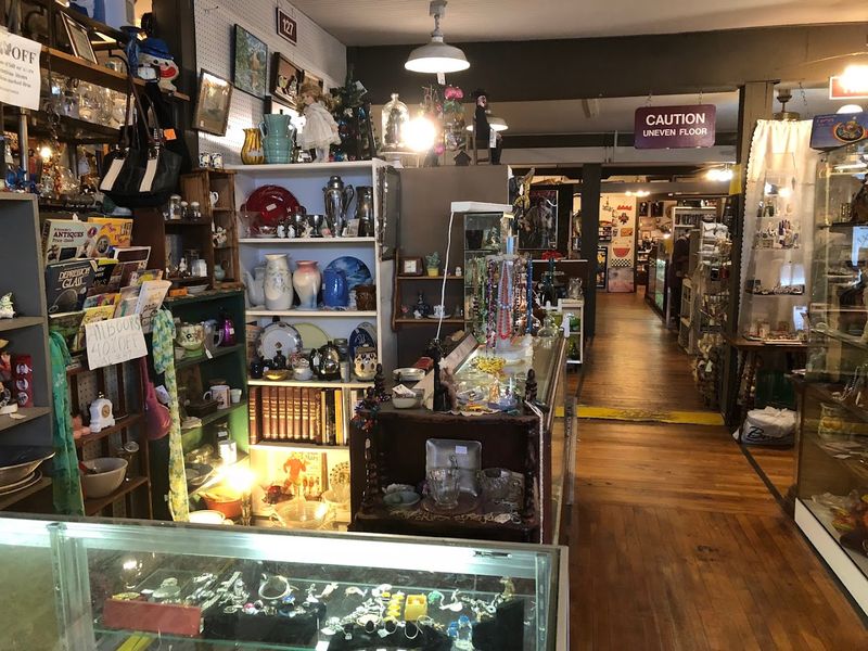 The Multi-Dealer Booth Setup and What It Means for Shoppers