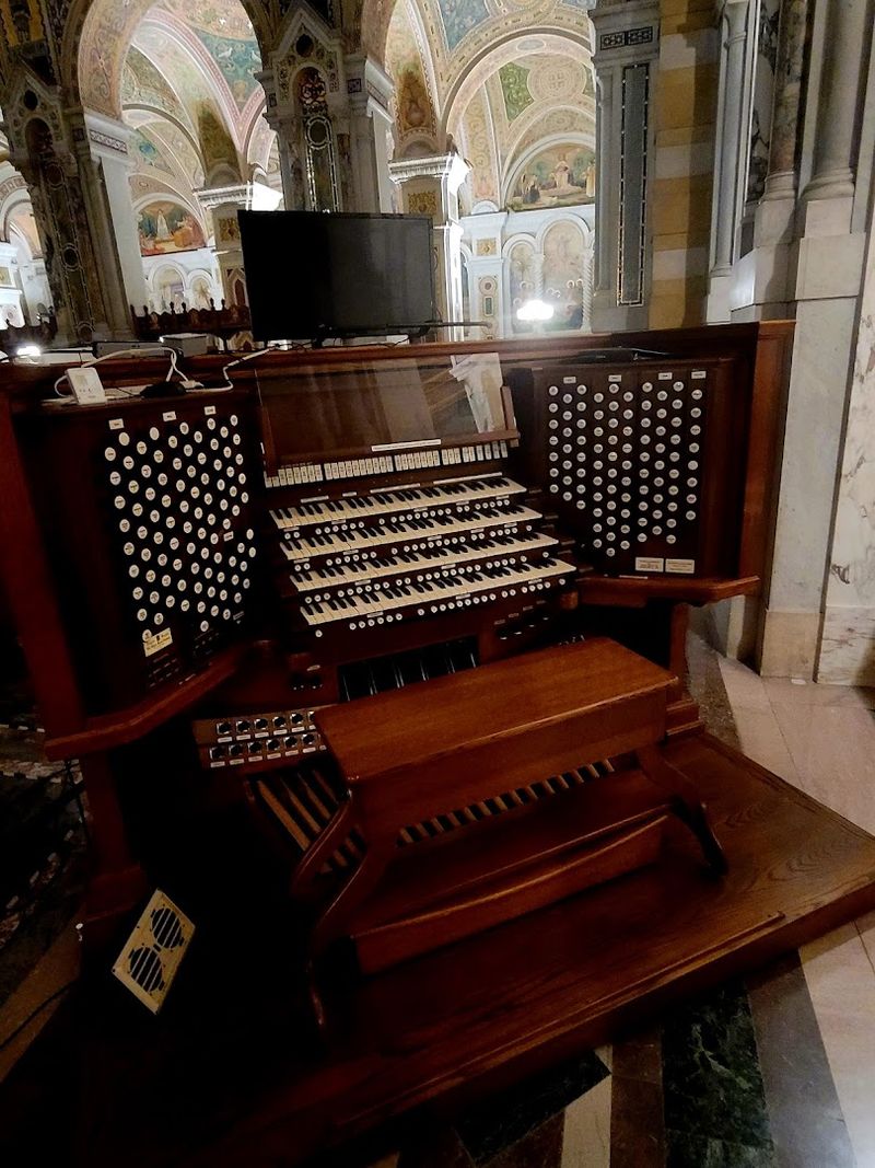 The Pipe Organ and Choir That Fill the Space The Pipe Organ and Choir That Fill the Space