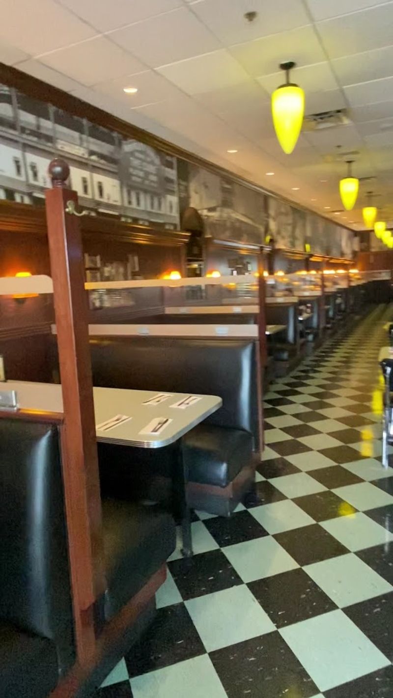 The Retro Diner Atmosphere That Pulls You Right In The Retro Diner Atmosphere That Pulls You Right In