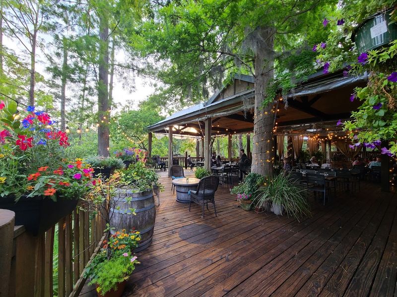 The Side Yard and Casual Outdoor Dining The Side Yard and Casual Outdoor Dining