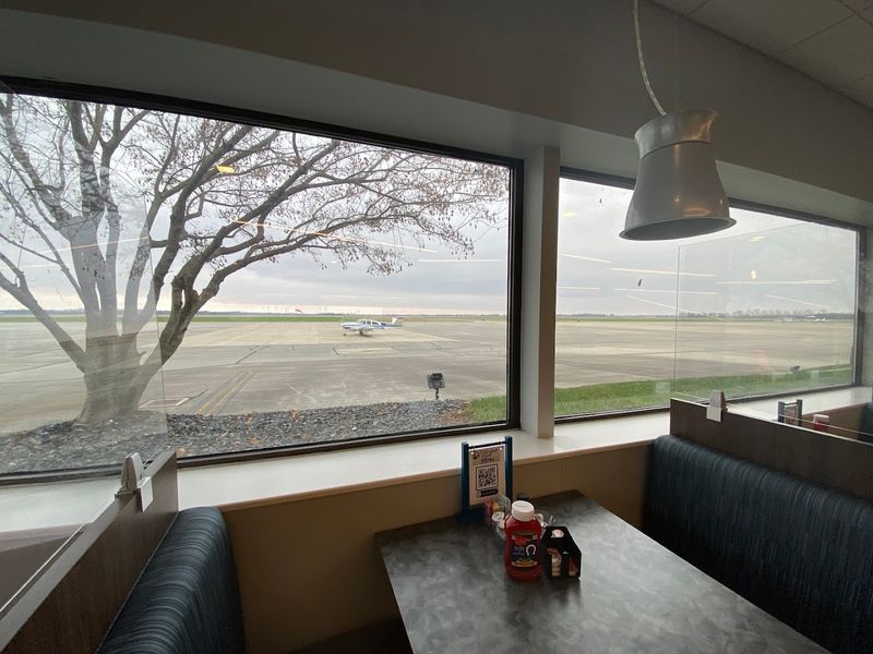 The Story Behind an Airport Diner That Actually Works