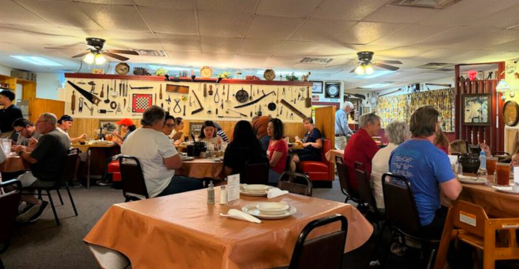 This Arkansas Restaurant Has Been Serving Endless Platters of Fried Chicken for Over 50 Years – and People Still Line Up for It