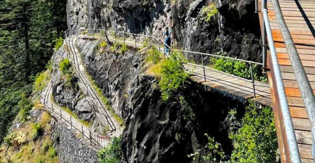 This Epic Washington Hike Climbs the Core of an Ancient Volcano Step by Step