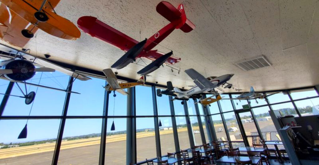 This Oregon Diner Lets You Enjoy a $10 Breakfast With Front-Row Views of Landing Planes
