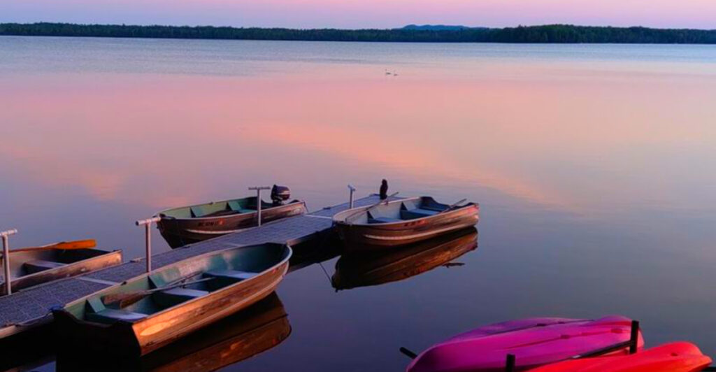 This Quiet Northern Michigan Resort Has Lakefront Cabins, Free Rowboats, and the Kind of Silence You Forgot Existed