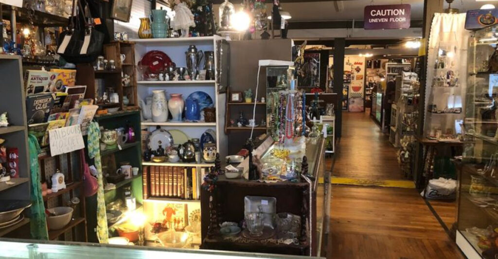 This Vintage-Filled Maryland Stop Turns A Simple Shopping Trip Into A Treasure Hunt