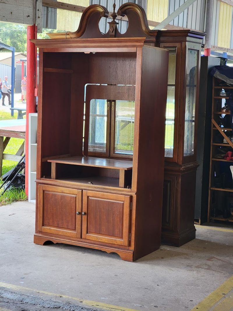 Tools, Furniture, and Practical Household Finds