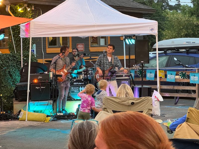 Trivia Nights, Live Music, and Karaoke That Actually Delivers Trivia Nights, Live Music, and Karaoke That Actually Delivers