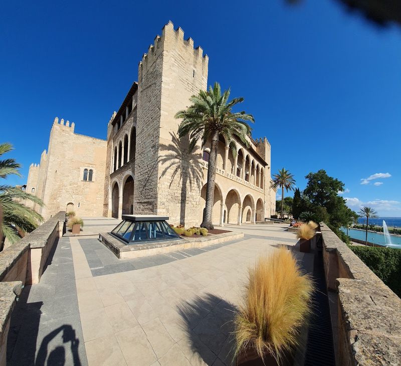 Visit the Royal Palace of Almudaina Visit the Royal Palace of Almudaina