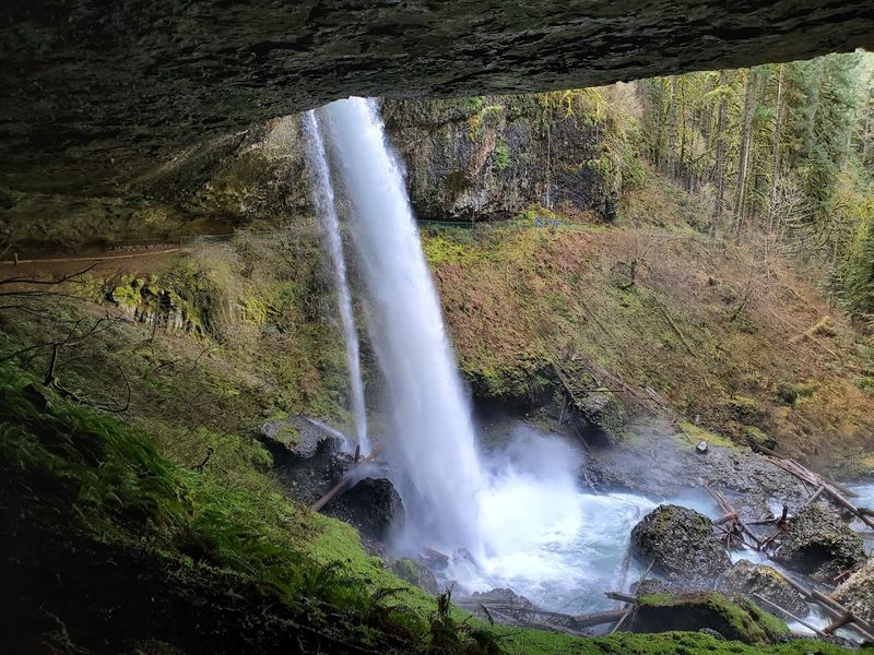 Walking Behind the Waterfalls: The Experience You Cannot Miss Walking Behind the Waterfalls: The Experience You Cannot Miss