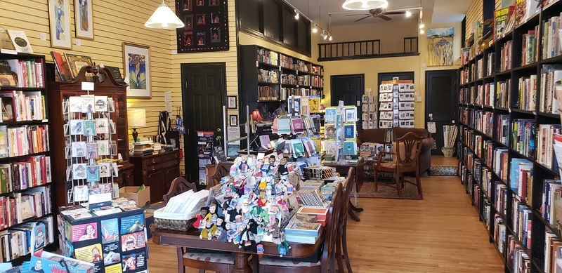 What 2,500 Books Look Like in a Tiny Space What 2,500 Books Look Like in a Tiny Space