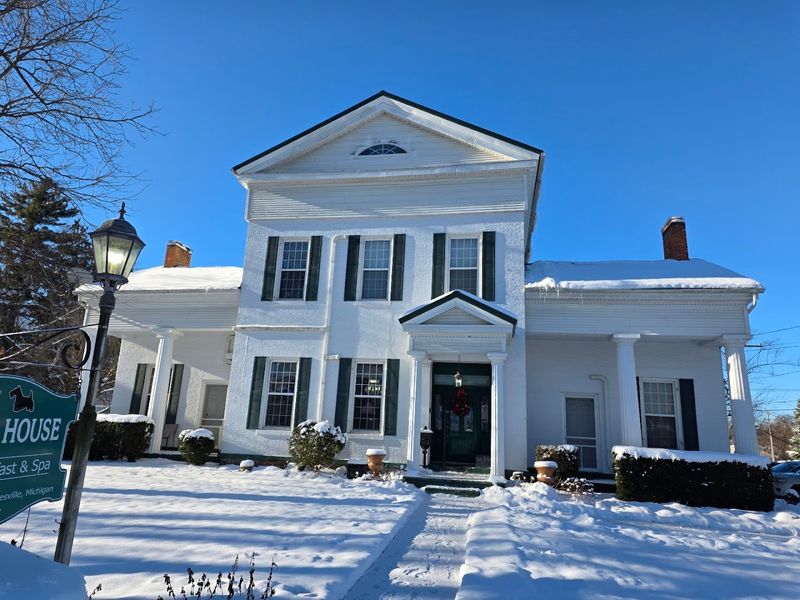 What the Neighborhood Around the Inn Offers Visitors