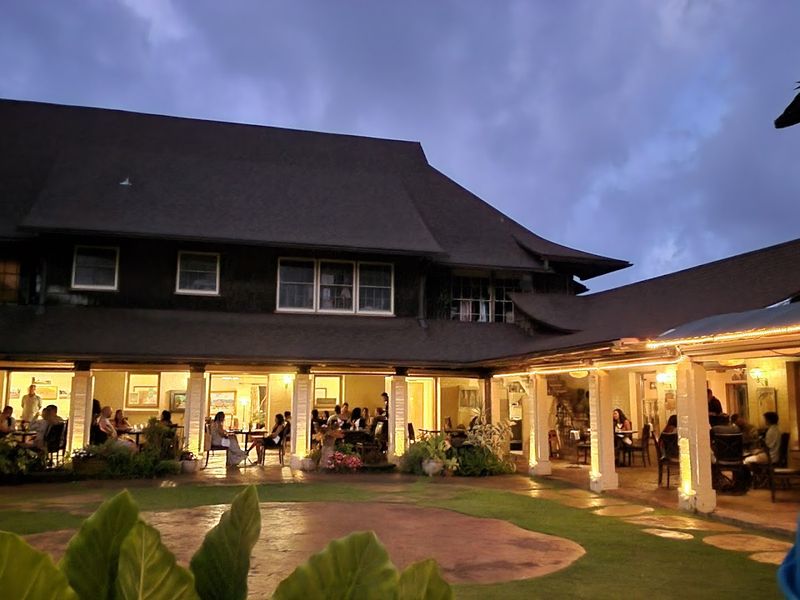 Where to Find This Tropical Dining Escape Where to Find This Tropical Dining Escape