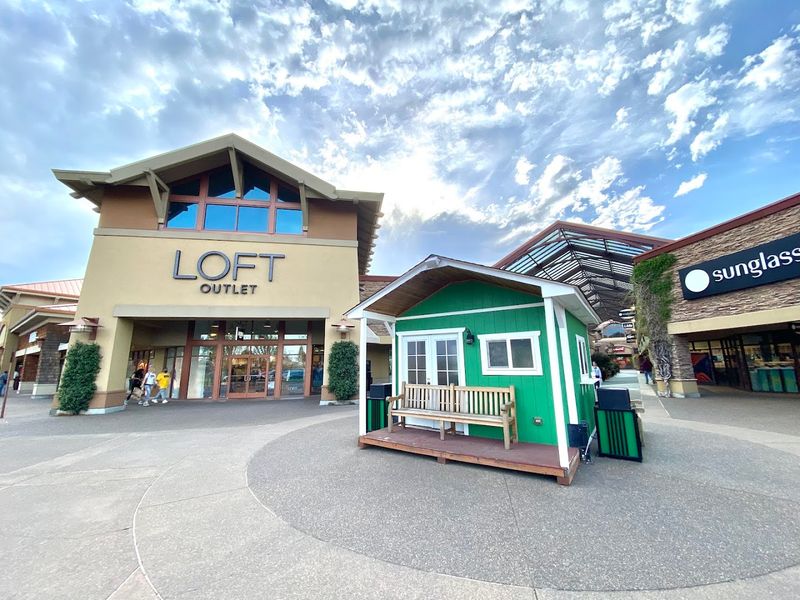 Woodburn Premium Outlets: Serious Shopping in a Small City Woodburn Premium Outlets: Serious Shopping in a Small City