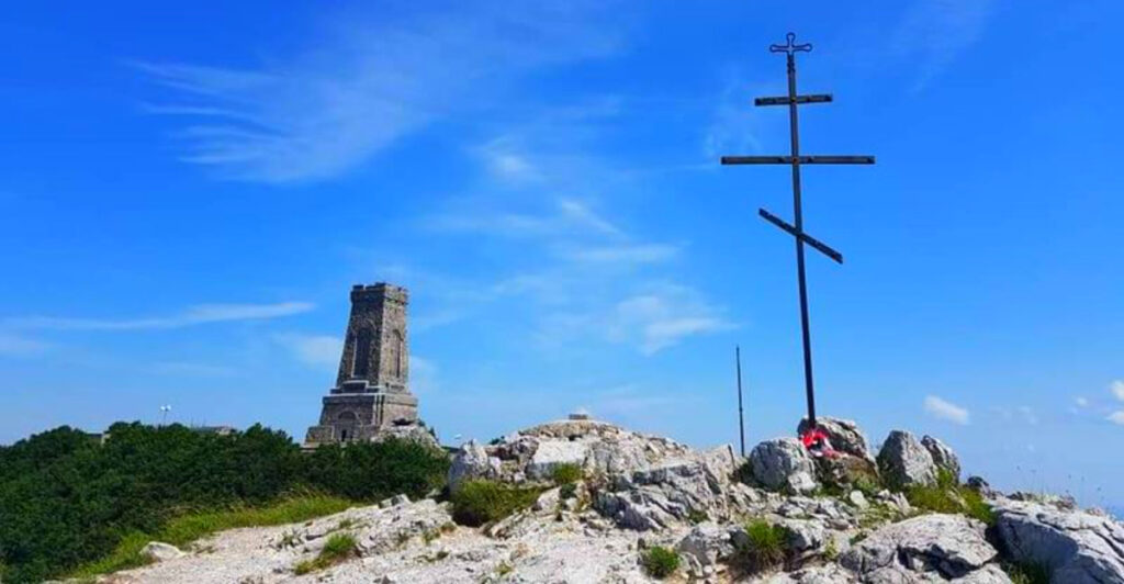 12 Dangerous Mountain Passes Travelers Once Risked Their Lives to Cross