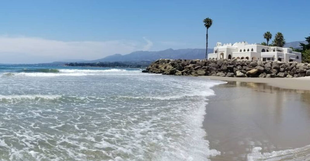 15 Amazing U.S. Cities With Both Sandy Beaches and Mountain Views