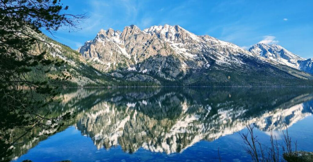 15 Crystal-Clear U.S. Lakes That Feel Almost Too Clean To Be Real