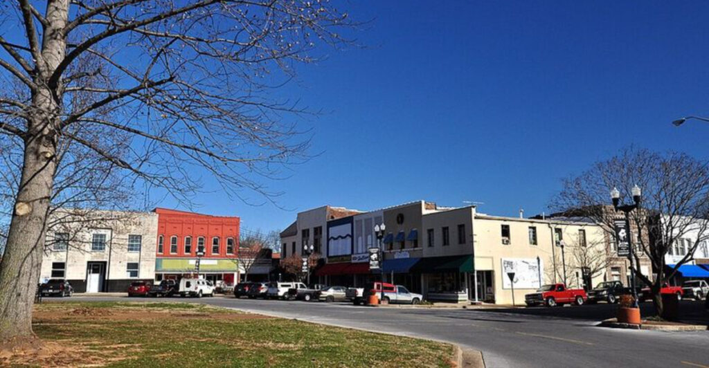 15 Tennessee Towns Where $1,800 A Month Can Cover Rent, Groceries, And Utilities