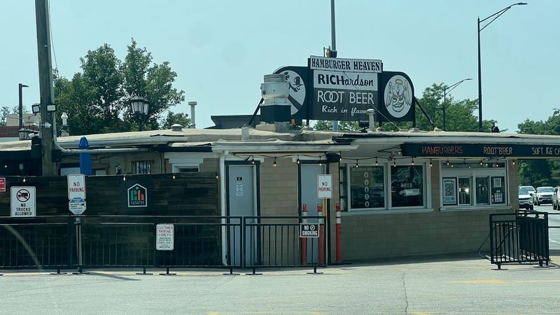 A Classic Stand at 281 N York St, Elmhurst, IL