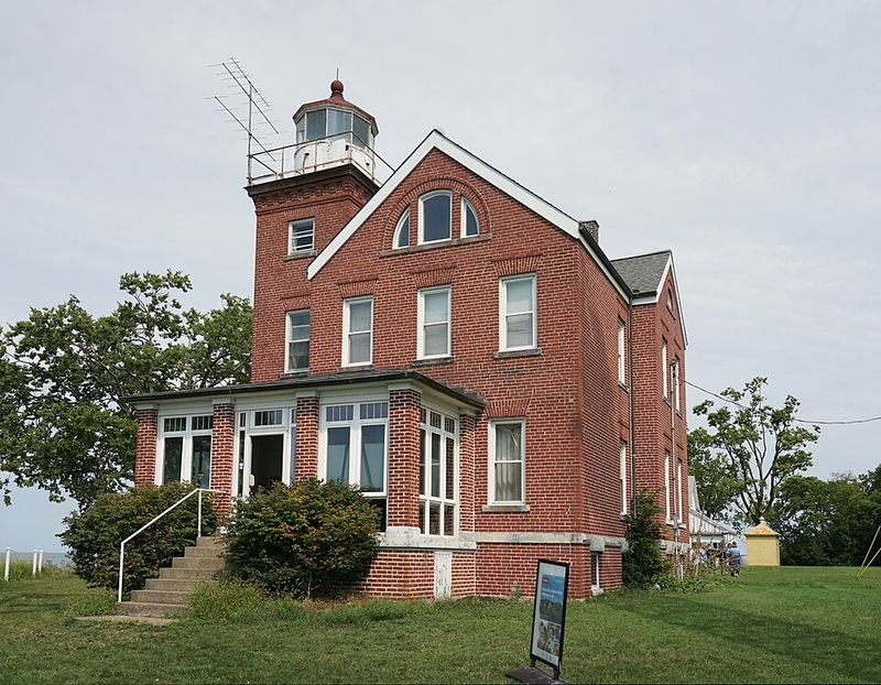 A Lighthouse With a Long Memory A Lighthouse With a Long Memory