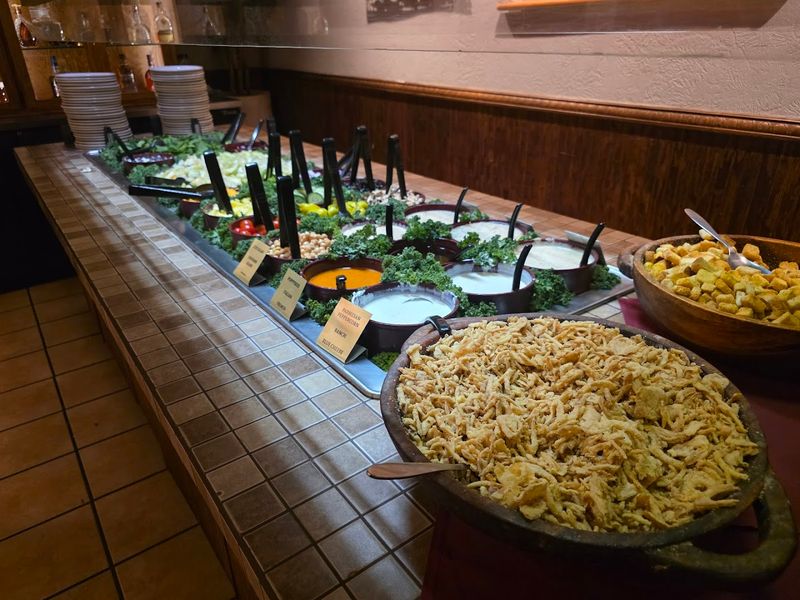 A Salad Bar That Actually Earns a Compliment A Salad Bar That Actually Earns a Compliment