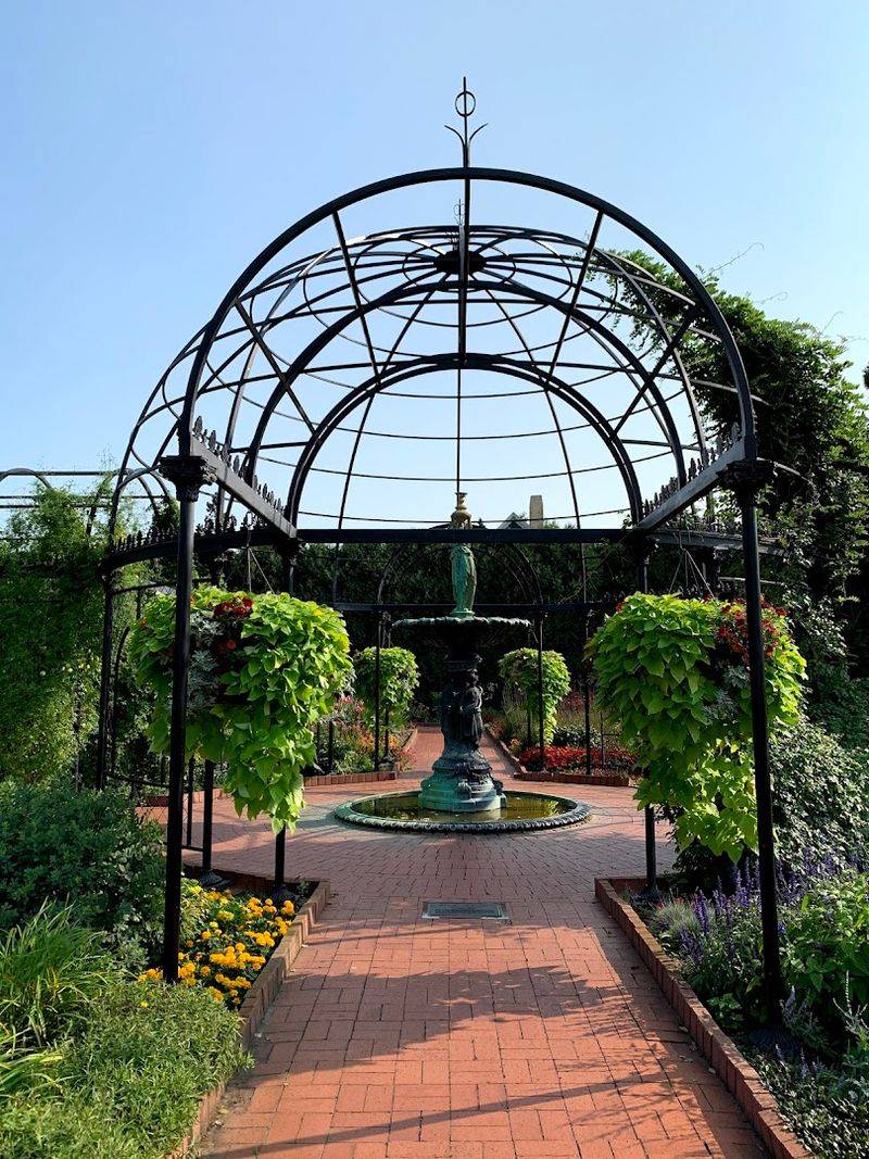 A Spot for Weddings, Prom Photos, and Big Moments