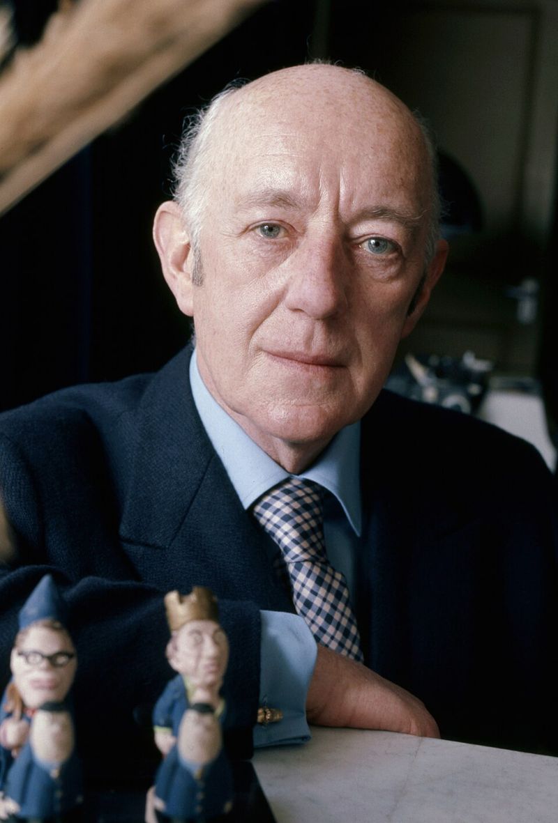 Alec Guinness in Kind Hearts and Coronets (8 Roles) Alec Guinness in Kind Hearts and Coronets (8 Roles)