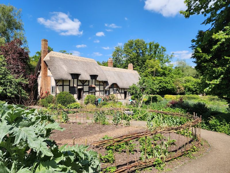 Anne Hathaway's Cottage (Warwickshire, England) Anne Hathaway's Cottage (Warwickshire, England)