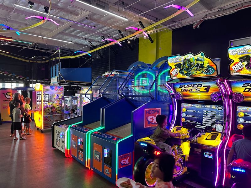 Arcade Zones and Virtual Reality: When Screens Meet Adventure