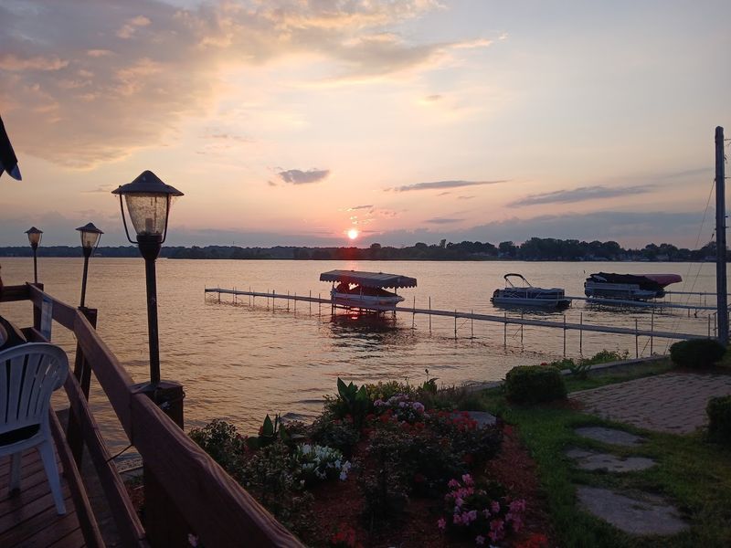 Boats at the Dock: Dining by Water Boats at the Dock: Dining by Water