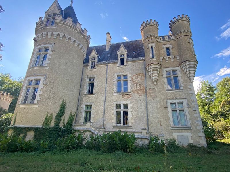 Chateau de Fougeret, Queaux, France Chateau de Fougeret, Queaux, France