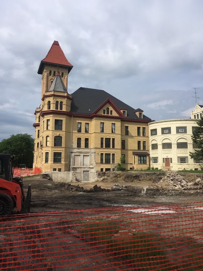Construction History and the Hands That Built It Construction History and the Hands That Built It