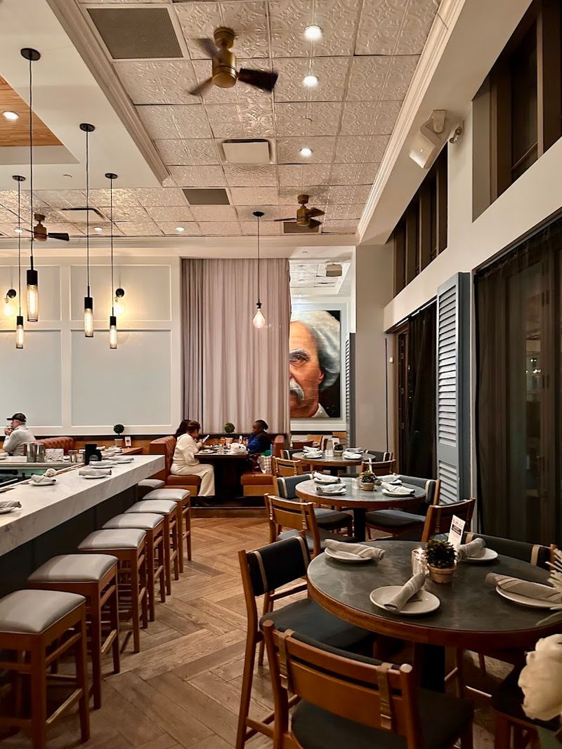 Dinner Service: When the Restaurant Fully Comes Alive Dinner Service: When the Restaurant Fully Comes Alive